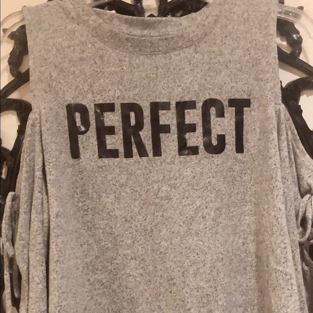 Shoulder crop shirt